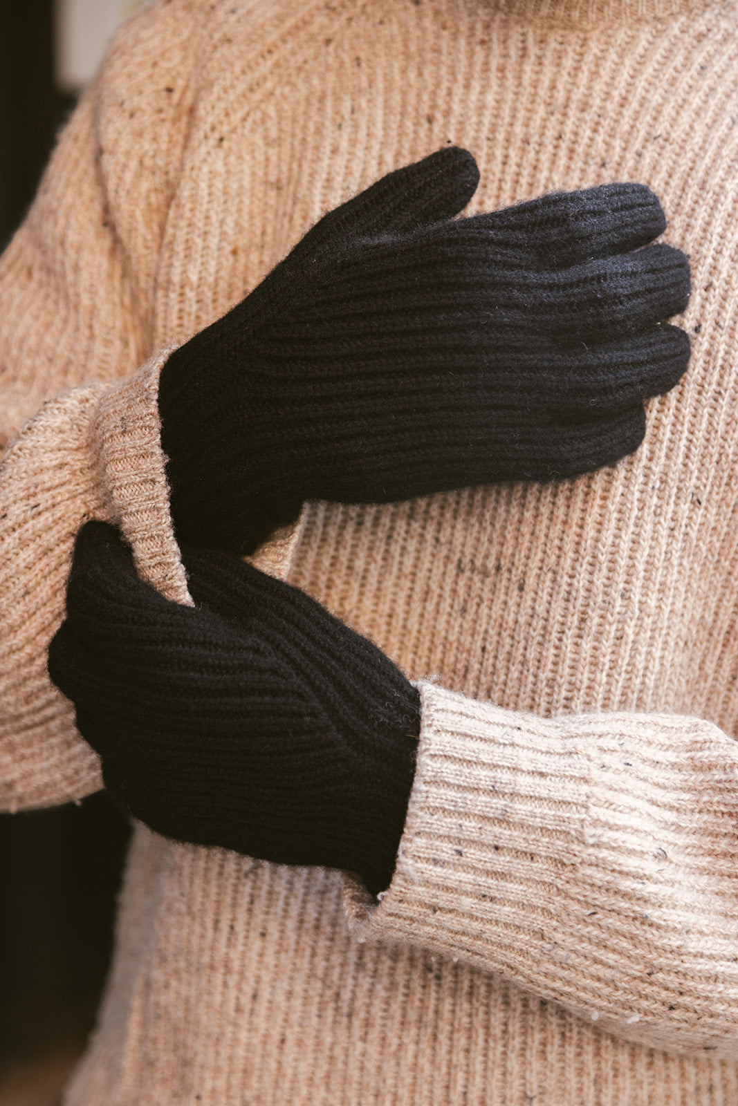 Image of model wearing Porter Ribbed Gloves. 