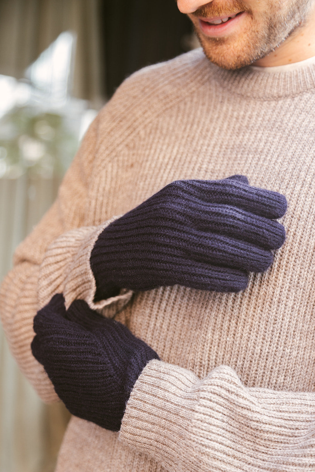 Image of model wearing Porter Ribbed Gloves. 