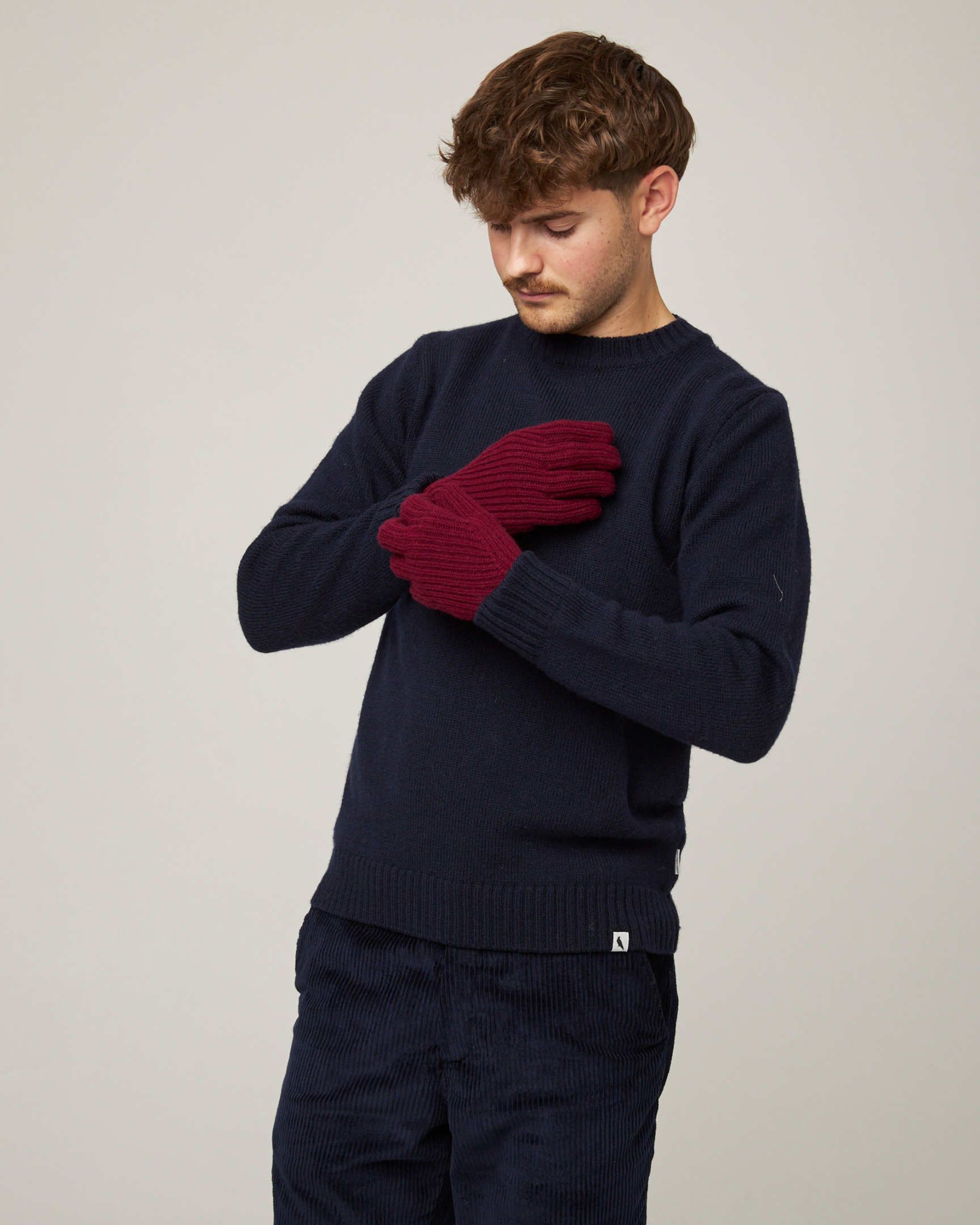 Image of model wearing Porter Ribbed Gloves. 