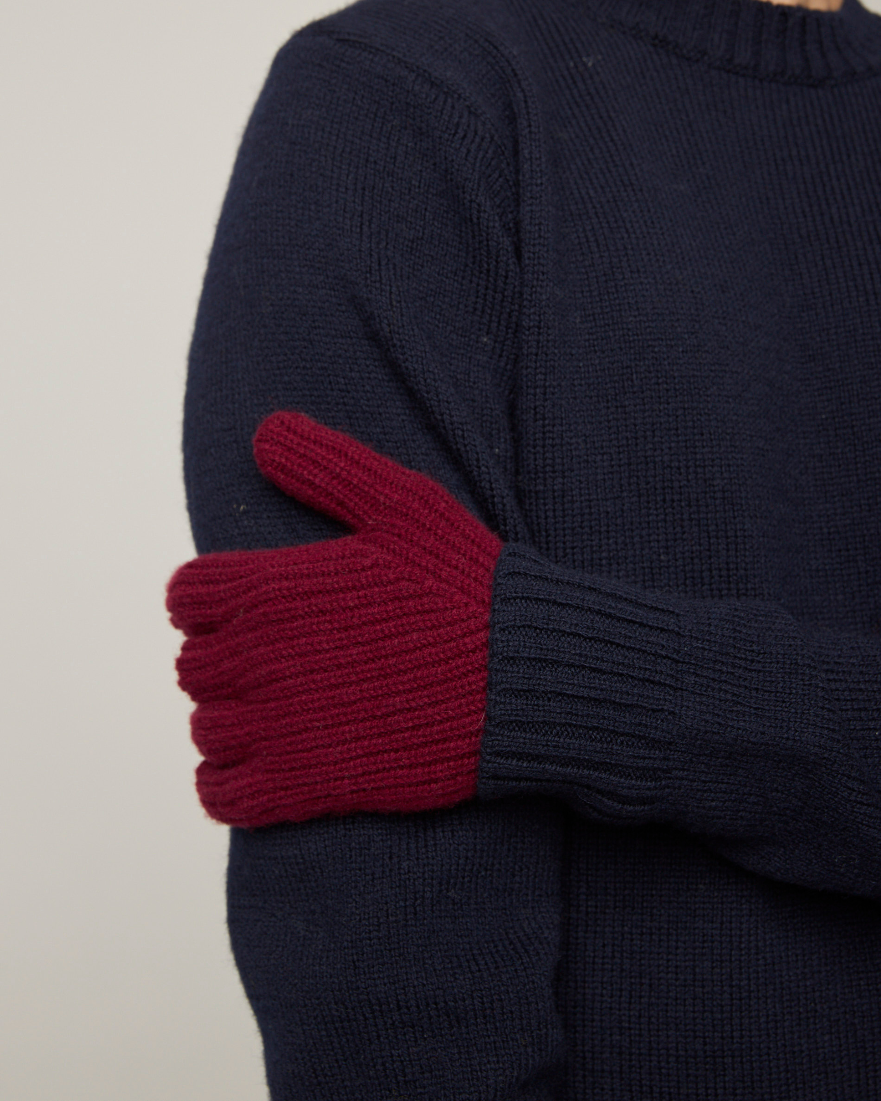 Image of model wearing Porter Ribbed Gloves. 