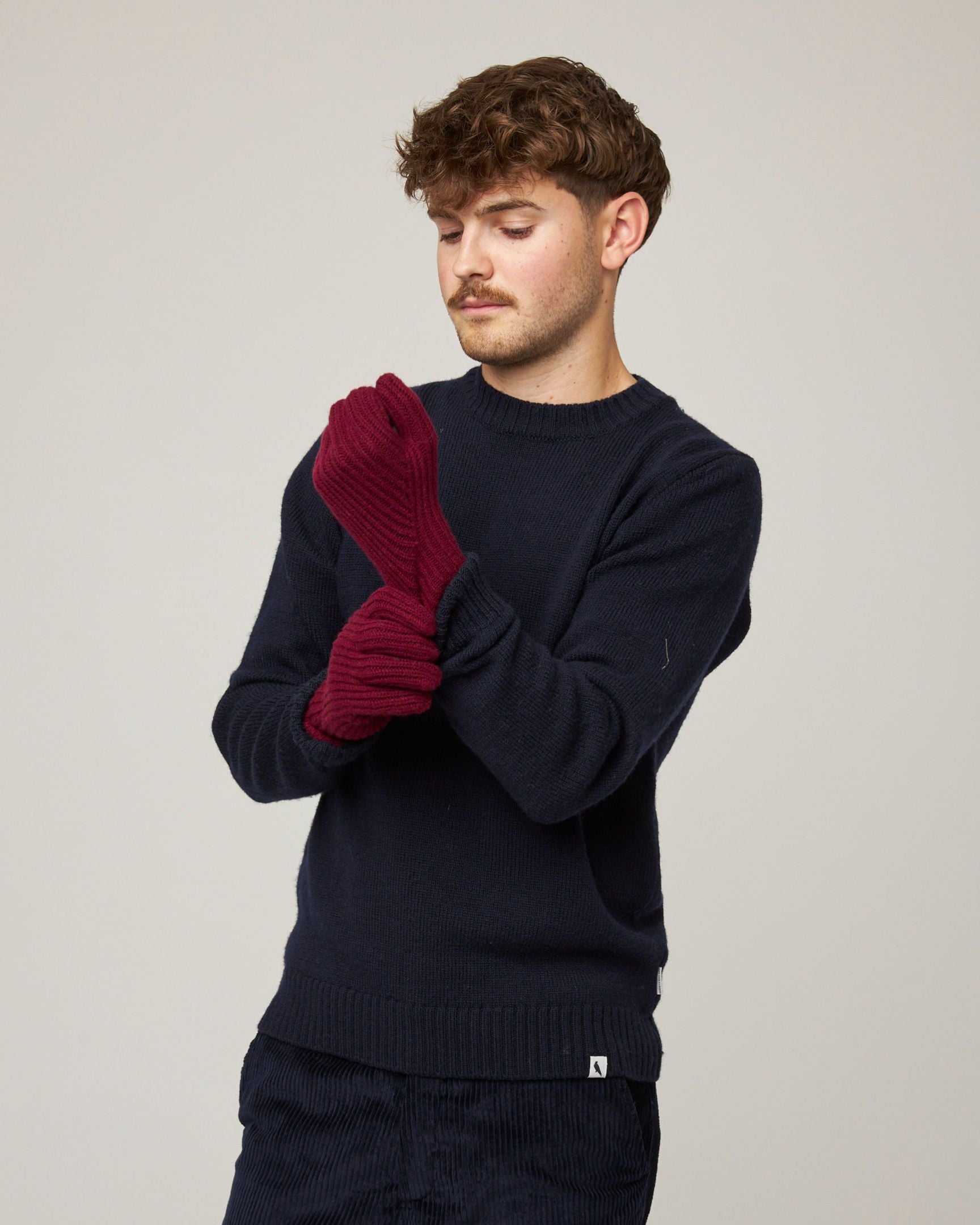 Image of model wearing Porter Ribbed Gloves. 