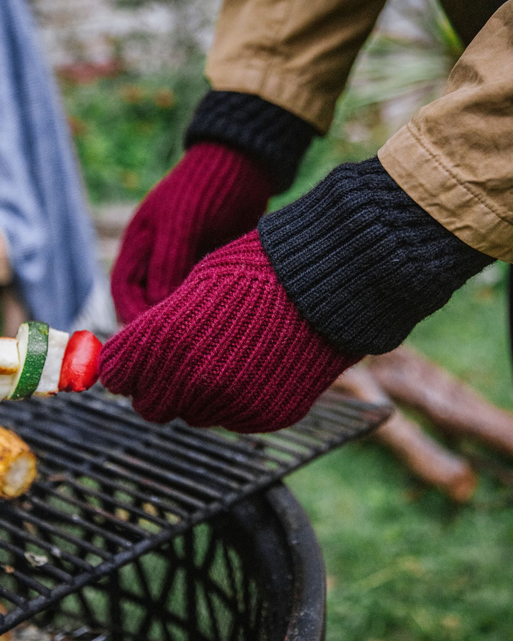 Image of model wearing Porter Ribbed Gloves. 